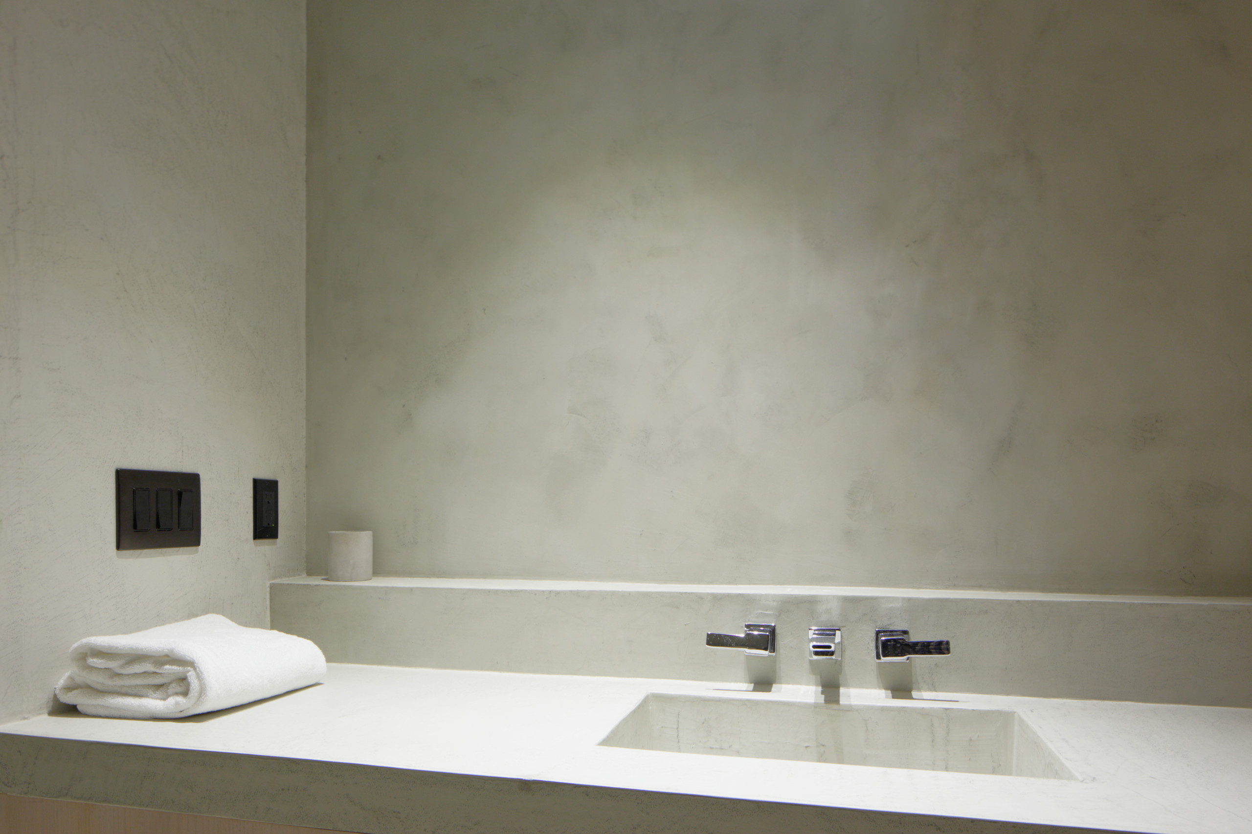 Baracement is a cement-based decorative coating consisting of three subgroups of Fondo, Acabado and Resin.